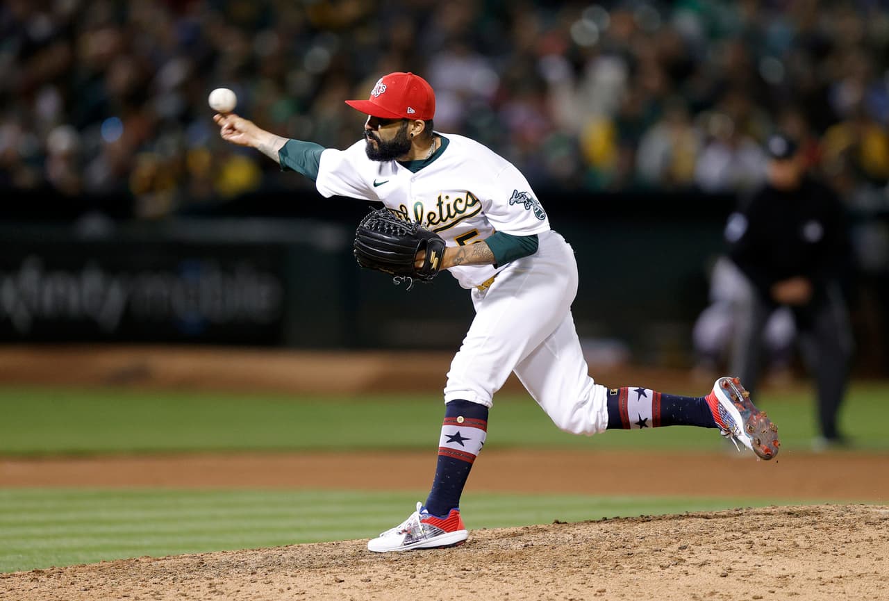 Sergio Romo se impone con Oakland ante Boston de Alex Verdugo