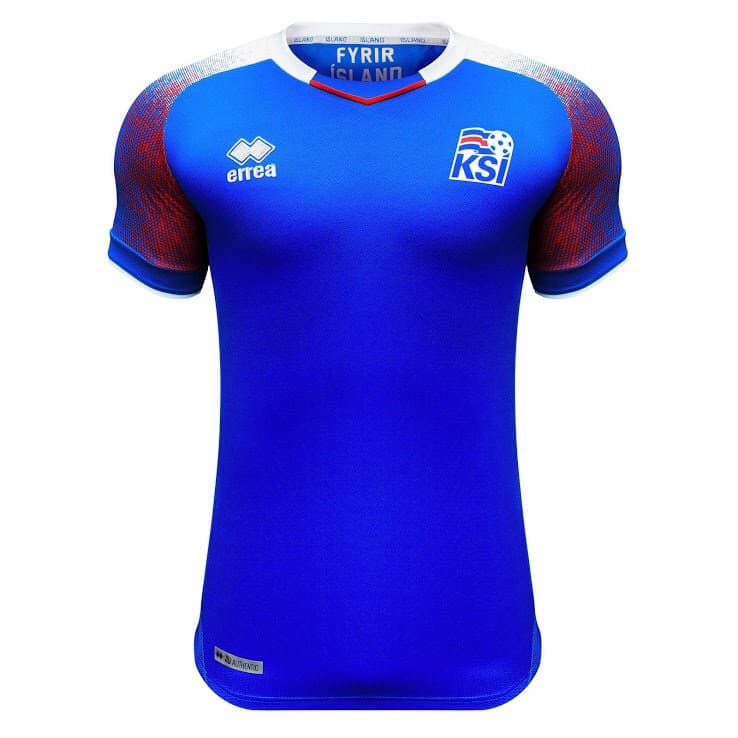 Islandia, equipo que debuta en las Copas del Mundo, se quedó con Errea y sacó esta playera como la titular.