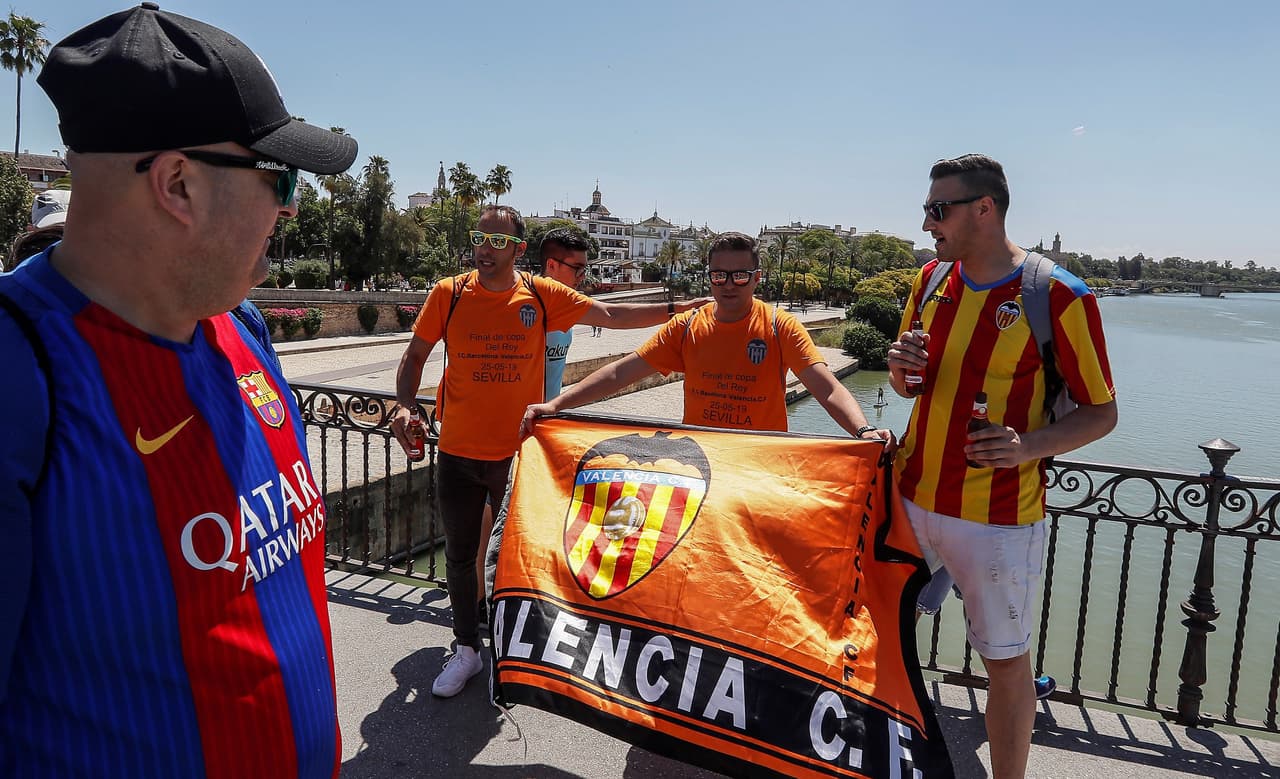 Sevilla ha sufrido el asalto de miles de aficionados del Barcelona y el Valencia, que han llegado con la ilusión de conseguir un título más en su palmarés en esta Copa del Rey. Desde muy temprano han colmado las calles de la ciudad andaluza y los FanFest dispuestos por la Real Federación (RFEF) en las cercanías del Estadio Benito Villamarín.