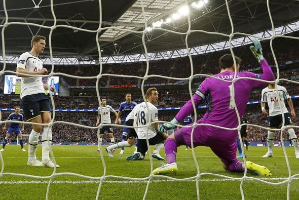 Tottenham intentó reaccionar aunque dejaría espacios en el fondo, las llegadas del Chelsea no tuvieron más eco de gol.