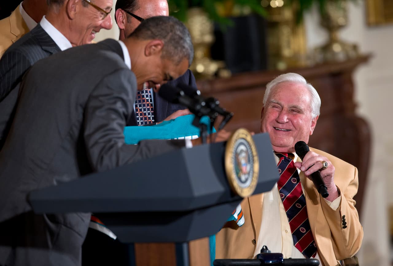 <b>Querido por todos</b>
<br>En 2013, el expresidente de los Estados Unidos de América, recibió a jugadores del Hall of Fame, entre otros, Don Shula fue reconocido.