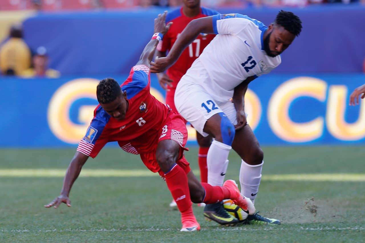 El árbitro Roberto García Orozco tuvo mucho trabajo y requirió de siete cartulinas amarillas.