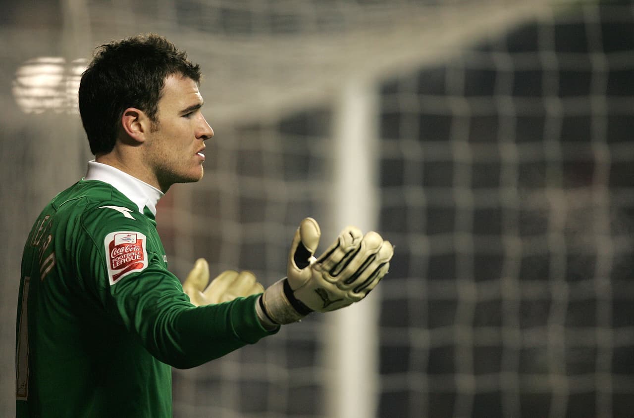 Prácticamente toda su experiencia como arquero profesional la llevó a cabo en el Championship, la segunda división, con 335 partidos disputados.