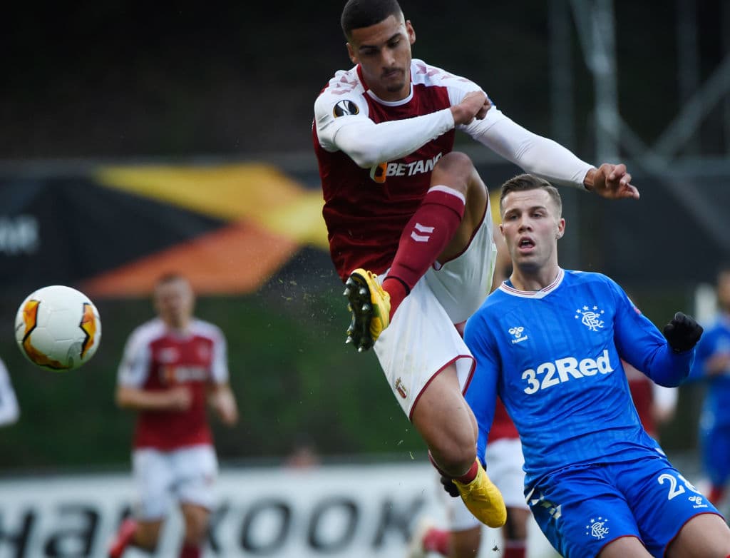 Ahora es David Carmo quien corta un pase de gol para Florian Kamberi que sólo observa y se lamenta que no le haya llegado el esférico.