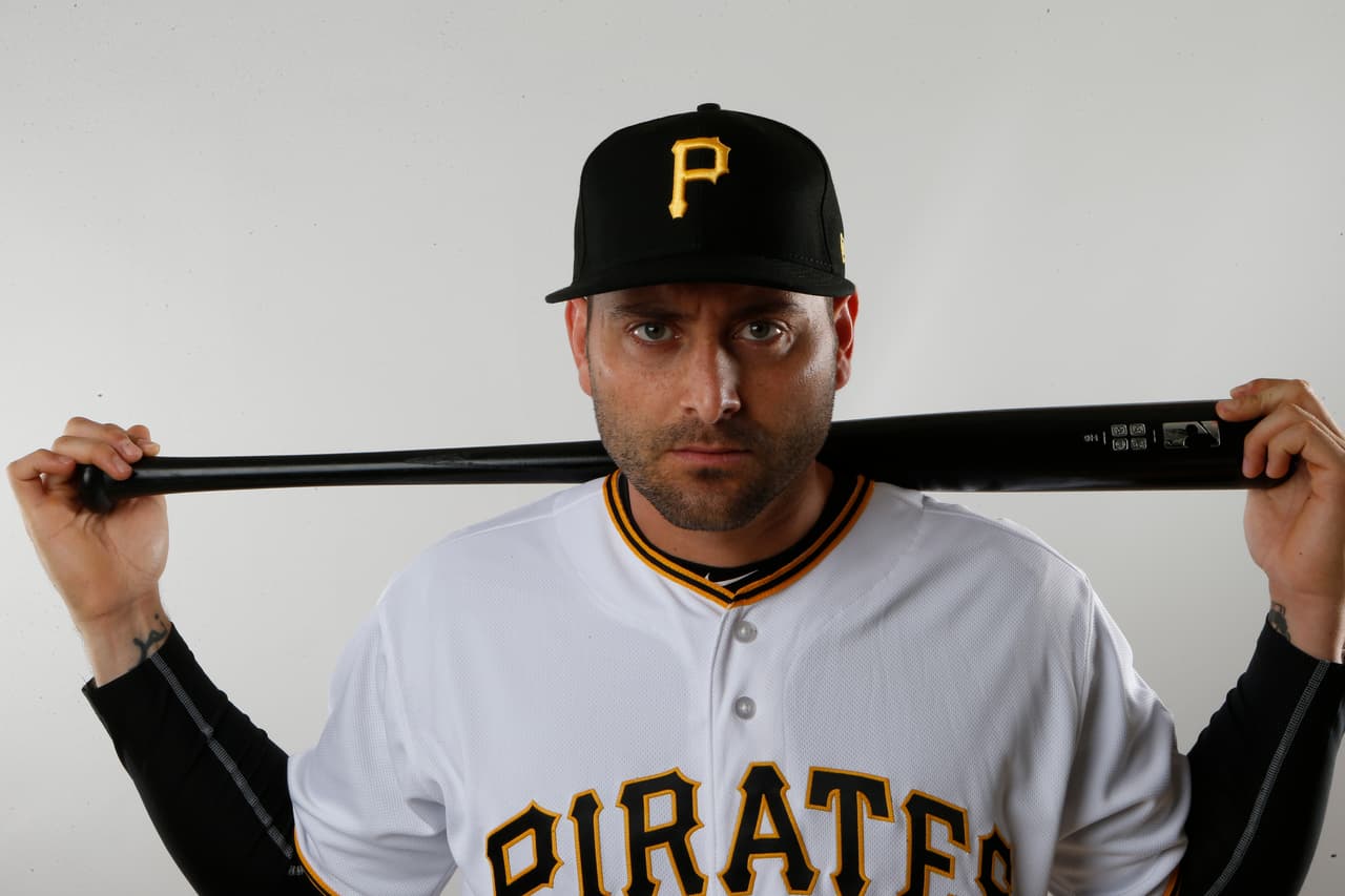 El beisbolista italovenezolano Francisco Cervelli se unió en el partido de los Pittsburgh Pirates a las voces de solidaridad con el pueblo venezolano y dibujó en su rostro el mensaje "SOS Venezuela".