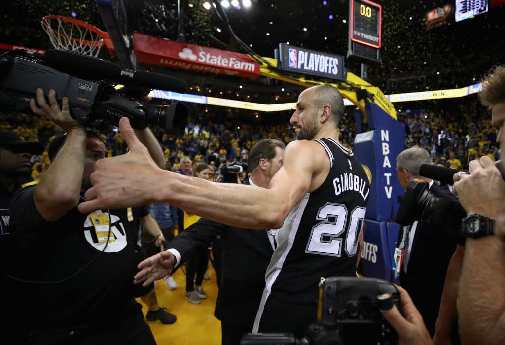 Esas son las razones para que en la NBA no quieran que Manu Ginobili se aleje, pues allí dejó su legado como el hispanoamericano más sobresaliente en la historia de NBA.