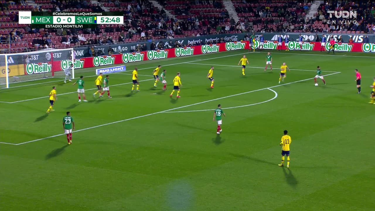 ¡CERCA! Luis Chávez disparó que se estrella en el poste.