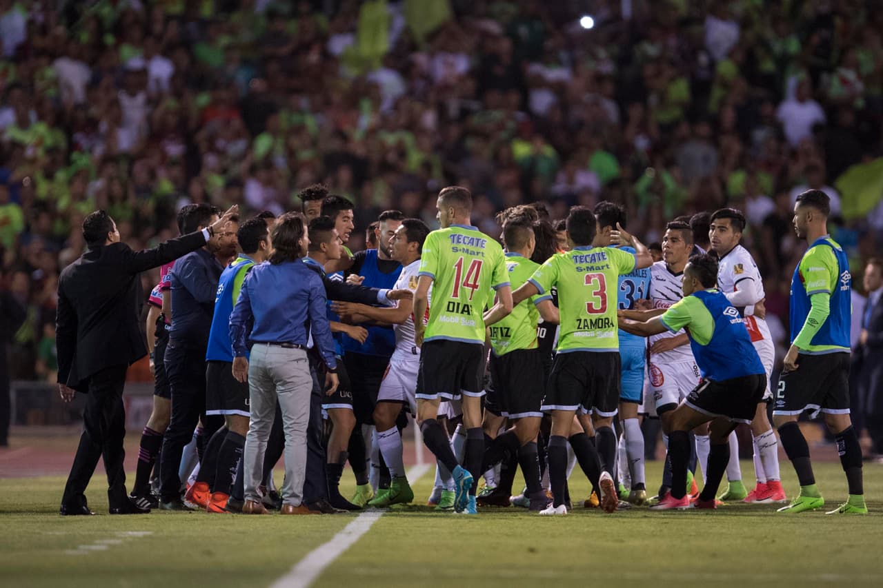 Ya en los minutos finales se calentaron los ánimos y los jugadores se enfrascaron en una bronca. Al final no hubieron mayores consecuencias.