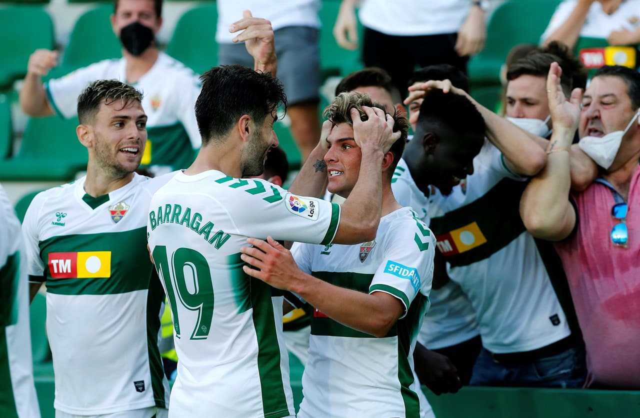 Betis viene de atrás y vence 2-3 al Celta de Vigo, Barcelona vence 0-1 en su visita al Eibar, Huesca y valencia se confroman con un 0-0, Elche vence 2-0 al Athletic Club y la Real Sociedad logra vencer 0-1 al Osasuna.