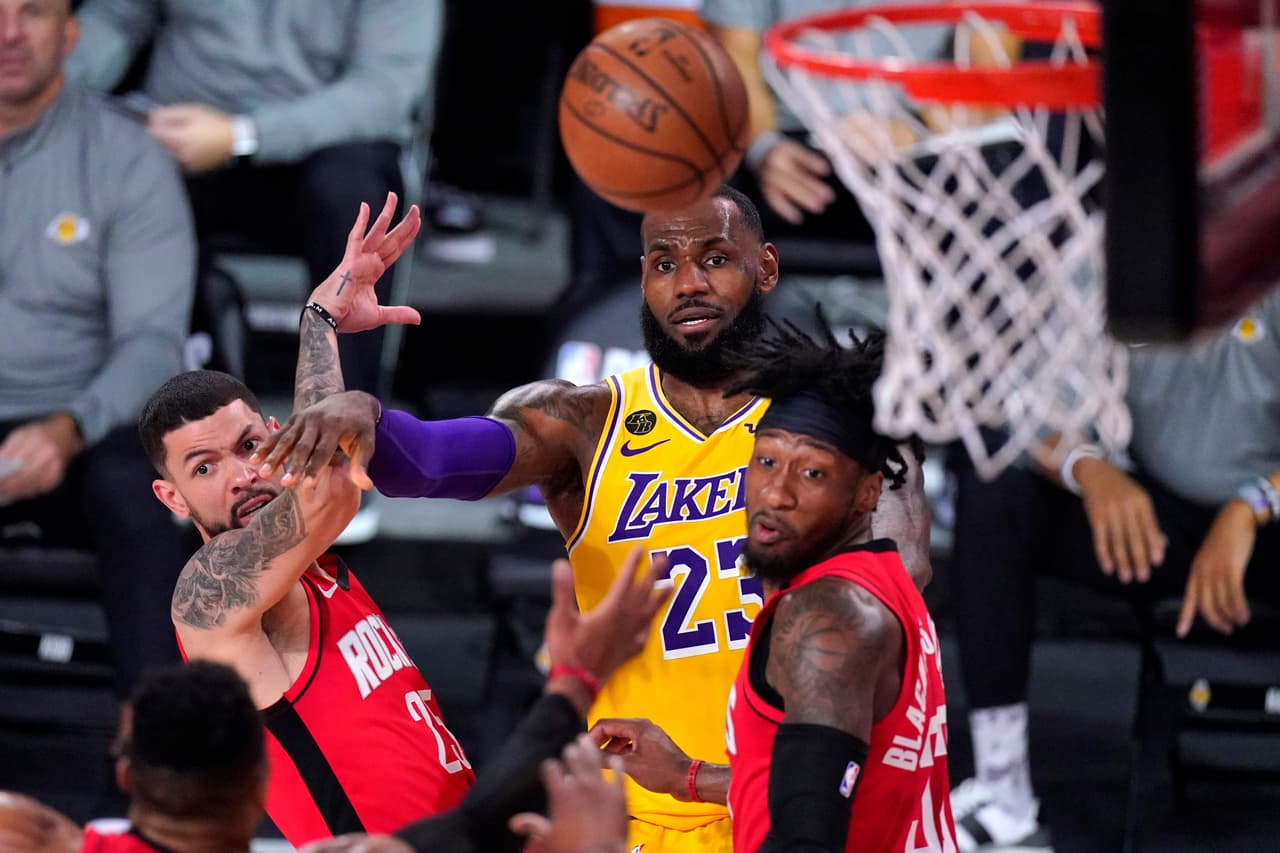 Los Lakers derrotan a los Rockets 110-100 en el juago cuatro y se quedan a una victoria de llegar a la final de conferencia.