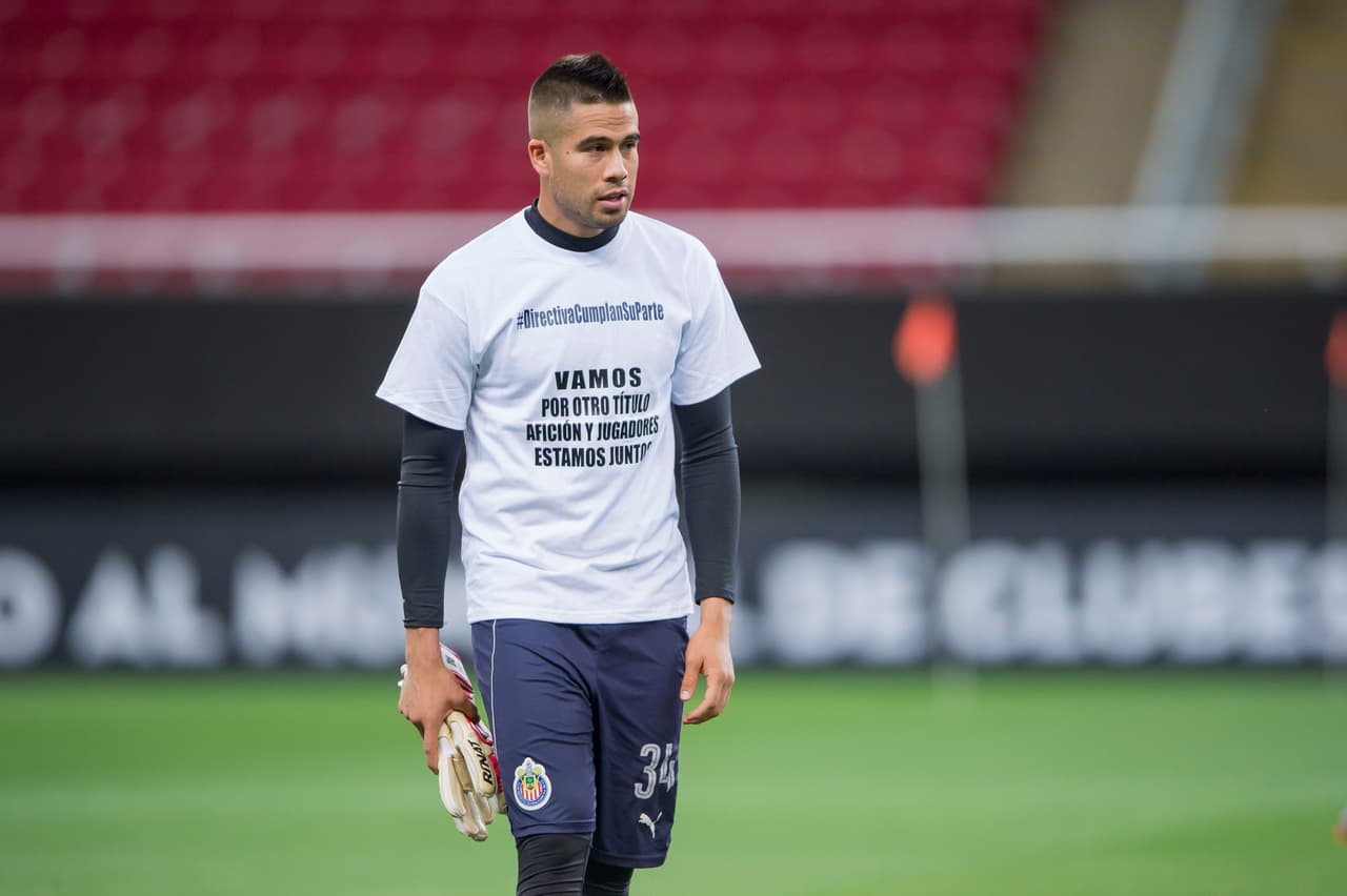 La polémica se tomó el último entrenamiento de las Chivas antes de la final de la Concacaf Liga de Campeones en el estadio Akron. Los jugadores del Rebaño cumplieron la sesión con unas playeras de protesta por la deuda que tiene la directiva con ellos en cuanto a unos premios pactados. El ambiente se caldea a menos de 24 horas del decisivo partido ante Toronto F.C.