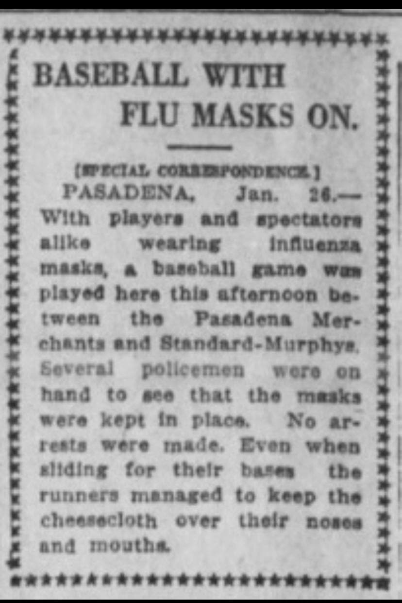 Policías vigilan que todos usen tapabocas.