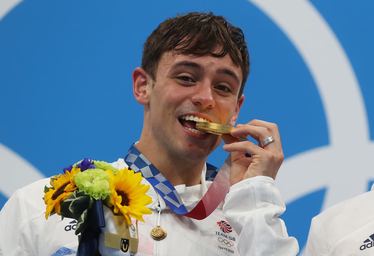 Captan a Tom Daley tejiendo durante la Final femenil de clavados