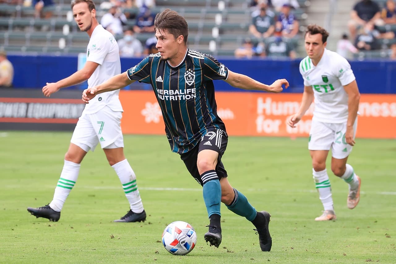 Chicharito tuvo una tarde de contrastes pues primero falló un penal, luego anotó gol y casi pone una asistencia a un gol que fue anulado.