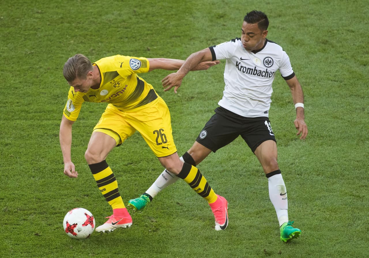 Marco Fabián y el Eintracht perdieron la final de la Pokal, Dortmund les quitó la risa