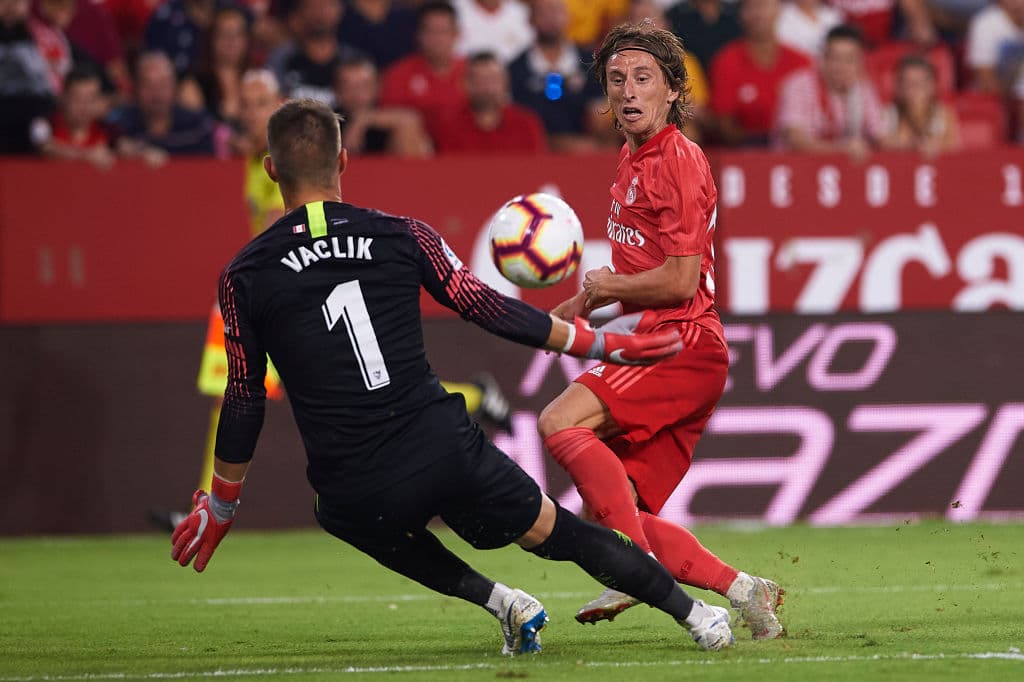 Sevilla supo detener las opciones de Real Madrid durante el partido y ese fue un problema que acabó de a poco con la confianza del equipo visitante.