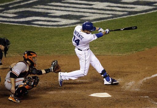 Escobar con un doble a lo profundo del jardín derecho fue el que abrió los fuegos artificiales de la artillaría venezolano para poner en la registradora a Infante con la carrera del 2-1 a favor de los Reales en la parte baja de la segunda entrada.