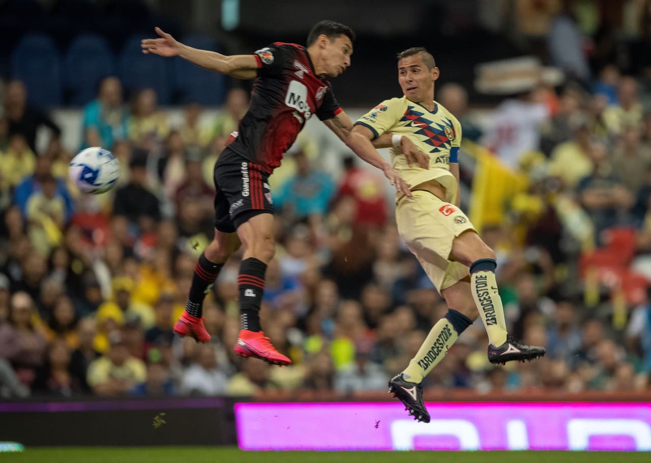 Paul Aguilar saca el peligro de su área con un buen fildeo de balón.