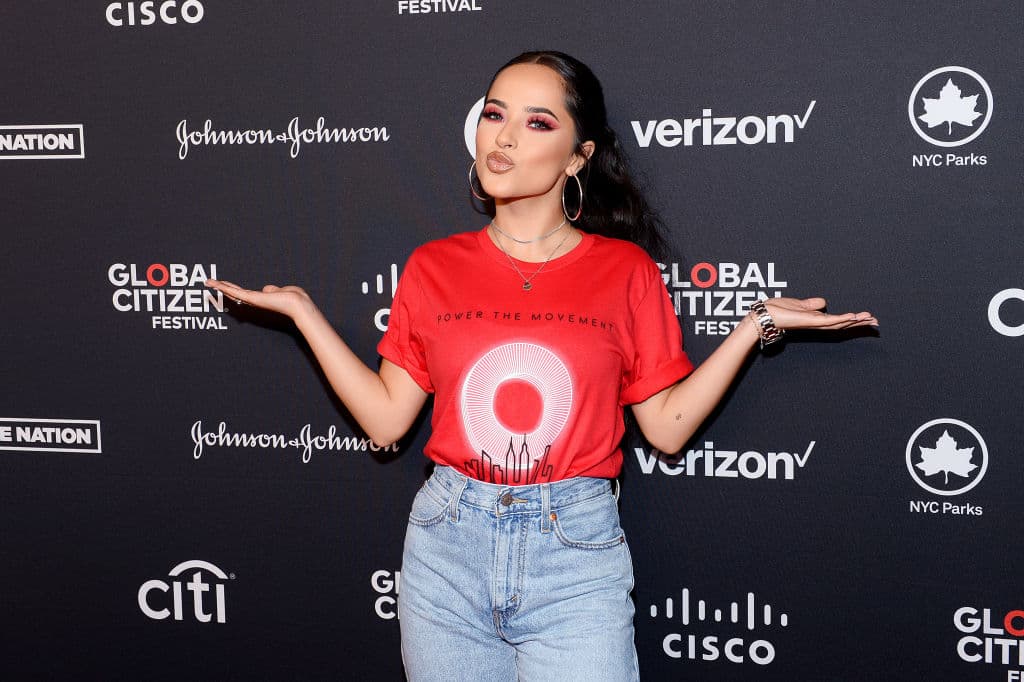 Becky G acaba de lanzar su primer marca de maquillaje bajo el nombre de ‘Tresluce’.
<br>