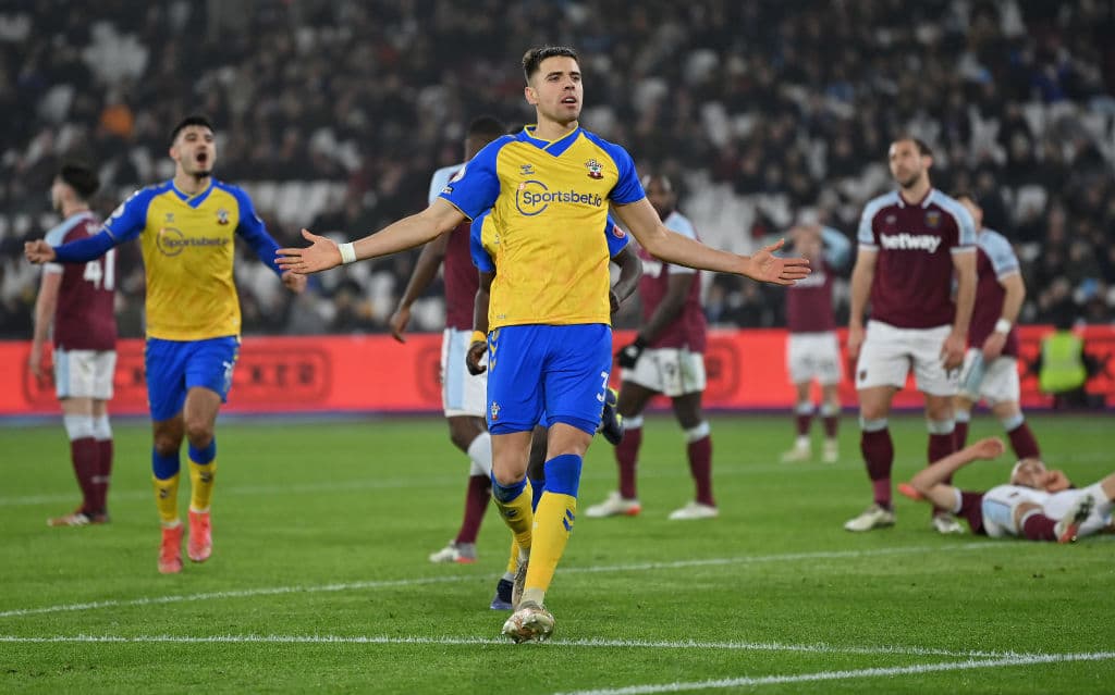 Manchester City goleo 6-3 al Leicester, Arsenal pasa por encima del Norwich City 3-0, Tottenham también golea 3-0 al Crystal Palace y el Southampton consigue apretada victoria de visita 2-3 sobre el West Ham United.