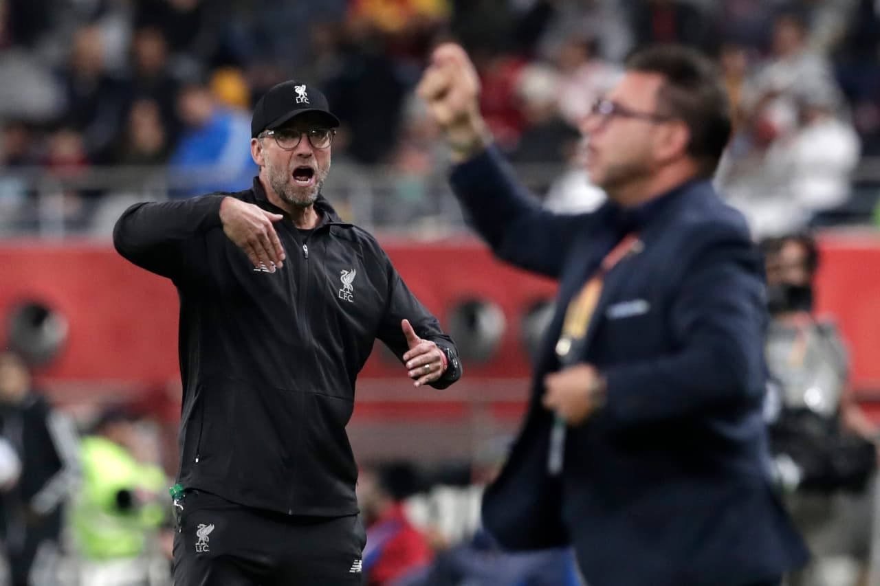 Antonio ‘el Turco’ Mohamed protagonizó un cruce de palabras con Jürgen Klopp en las semifinales del Mundial de Clubes. El alemán se calentó e hizo gestos que captó la televisión mientras ‘el Turco’ salió al quite. Al final Klopp felicitó al entrenador de Rayados y todo quedó en eso. ¿Cuál fue la razón del cruce? Acá te lo contamos?