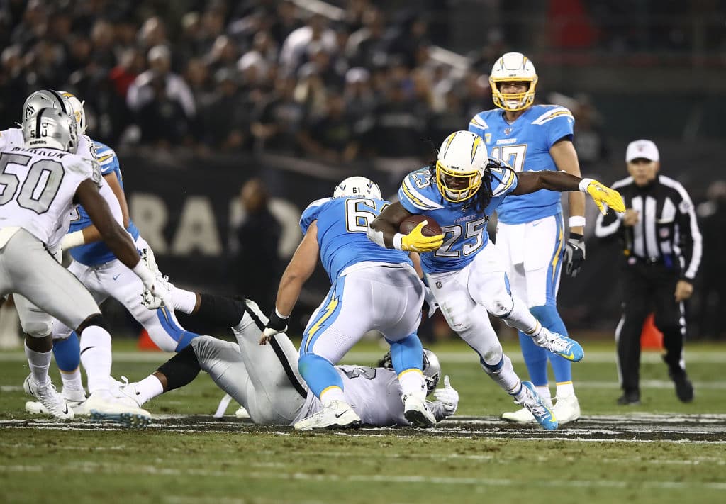 Los Ángeles Chargers 24-26 Oakland Raiders. Philip Rivers no pudo con la presión de Oakland, lo interceptaron tres veces.