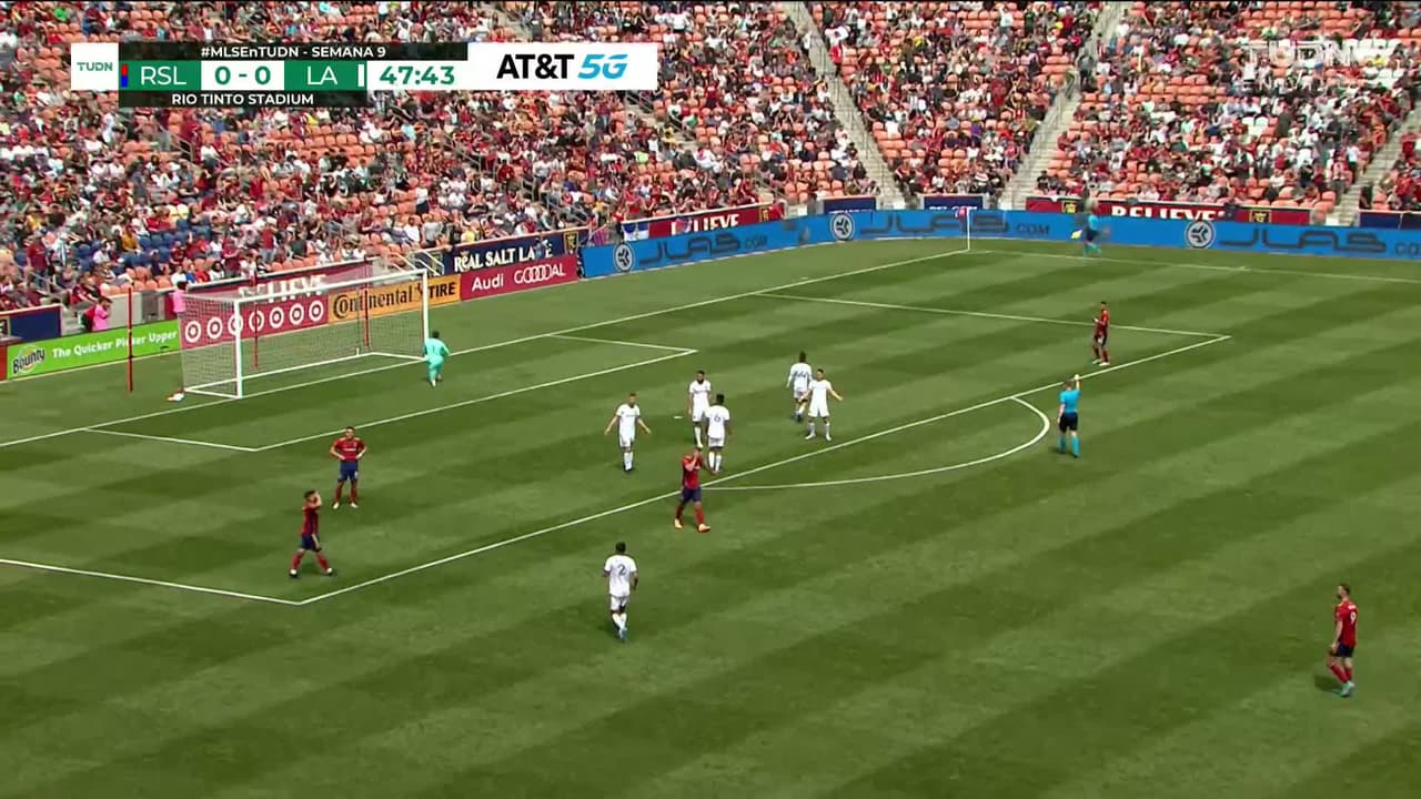 ¡TIRO ATAJADO! disparo por Bobby Wood.