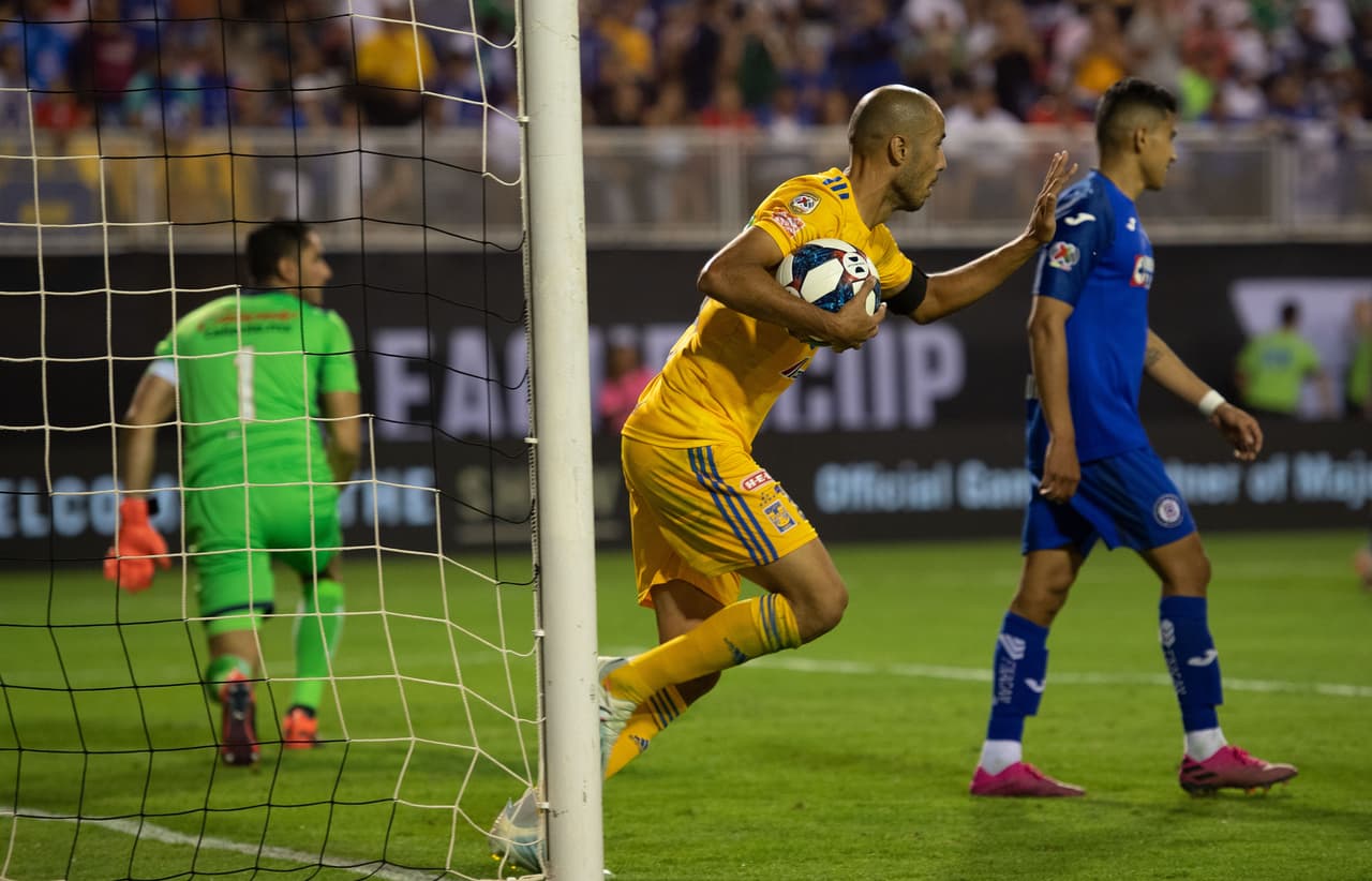 Al minuto 90’ Pizarro se encarga de marcar el gol del descuento para Tigres y despertaban los fantasmas.
