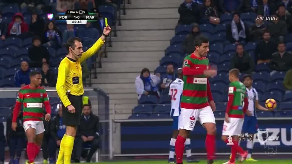 Tarjeta amarilla. El árbitro amonesta a Gevorg Ghazaryan de Marítimo