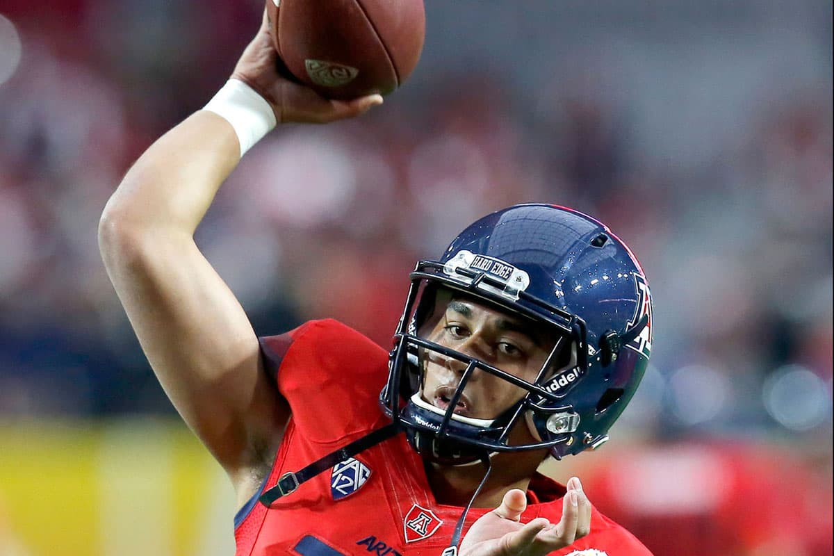 14. ARIZONA ¿Por qué el rango?: El coach Rich Rodríguez tiene a su ofensiva en sincronía con su quarterback Anu Solomon regresando de una temporada sobresaliente de novato, mientras que el corredor Nick Wilson puede promediar 100 yardas por juego (Foto: NFL)