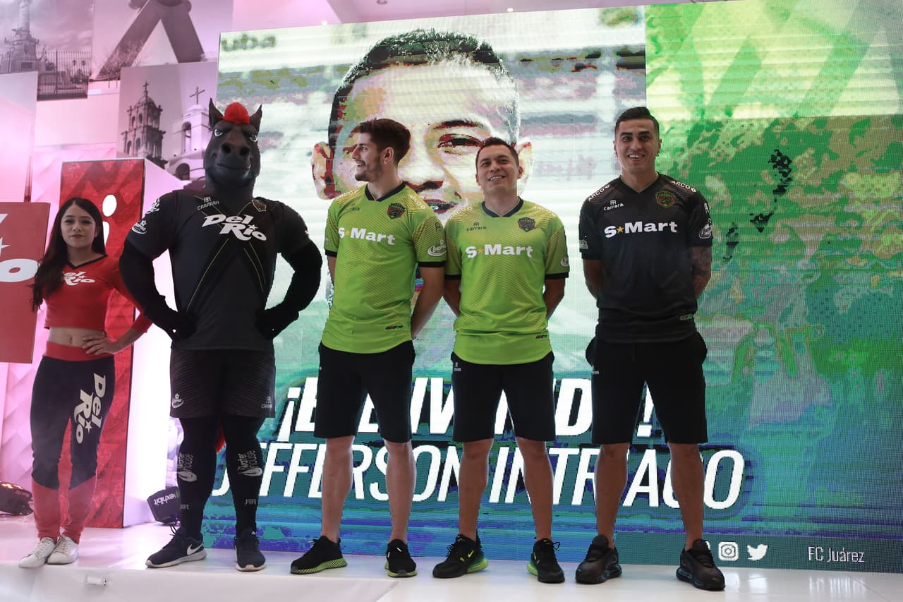 Los Bravos de Ciudad Juárez dieron a conocer sus uniformes para la que será una campaña muy especial, la de su debut en la máxima categoría del balompié mexicano. El equipo fronterizo mostró las tres equipaciones que plantea utilizar a lo largo del Apertura 2019, buscando cautivar a sus aficionados, para que compren las camisetas como pan caliente.