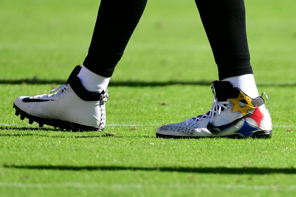 Las zapatillas de Big Ben llamaron la atención en el calentamiento y durante todo el partido de los Steelers en Baltimore por la relación del equipo de la NFL con la tragedia.