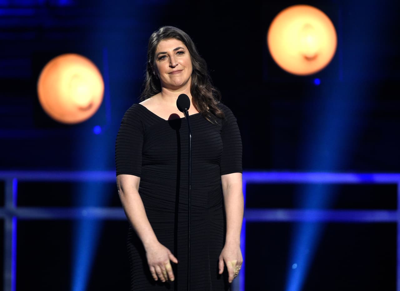 Mayim estudió neurociencias u estudios judaicos y hebreos en la Universidad de California (UCLA) donde consiguió titularse en el año 2000.