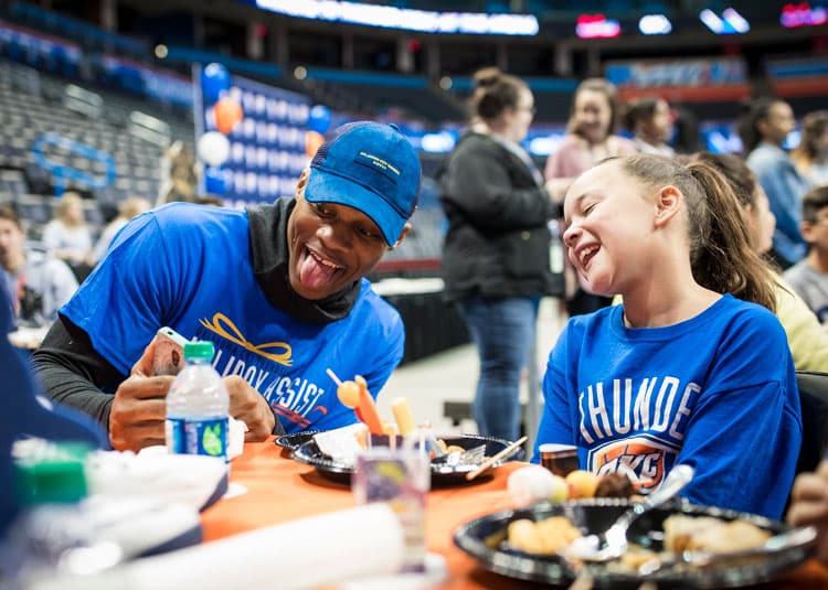 El Thunder recibió a 80 niños del Norman Boys and Girls Club para una cena servida por los jugadores, seguidos de juegos en la cancha.