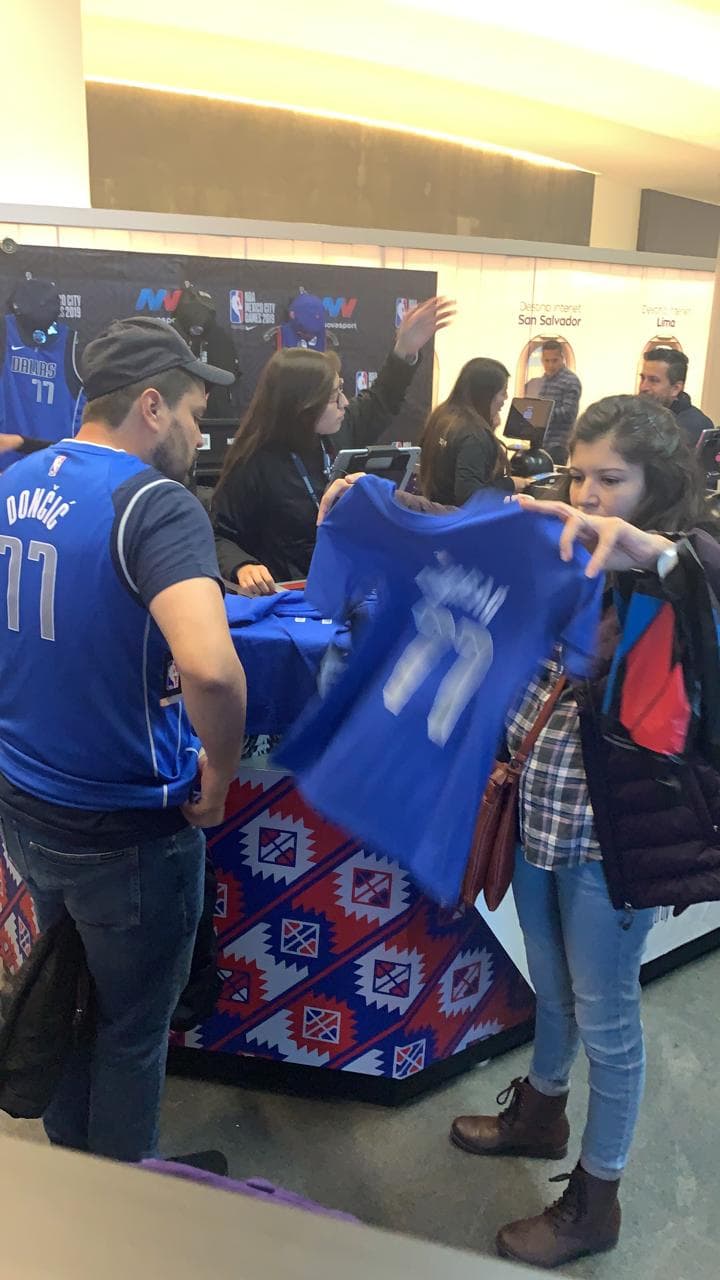 Con diversas actividades dentro de la Arena México, la afición ya calienta para el juego entre Pistons y Mavericks.