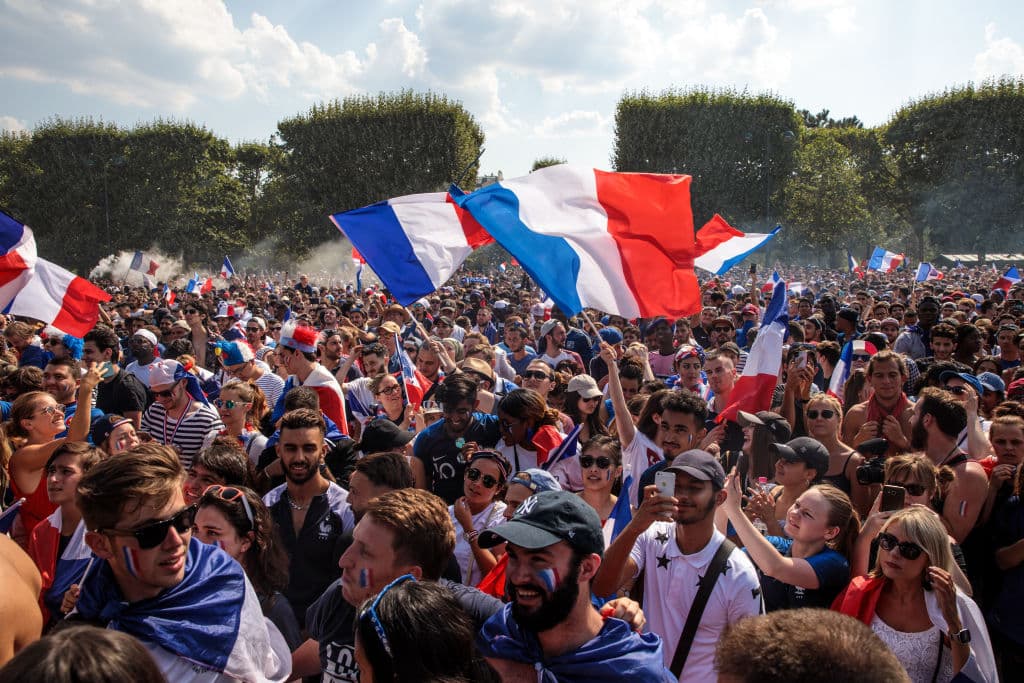 En las calles de París se vive la celebración de los fanáticos por la conquista del título mundial de fútbol por parte de la selección de Francia.