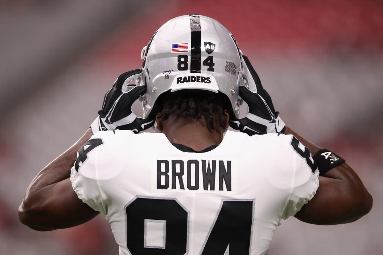 No se acaban los escándalos para Antonio Brown, pero será elegible para el partido del domingo.