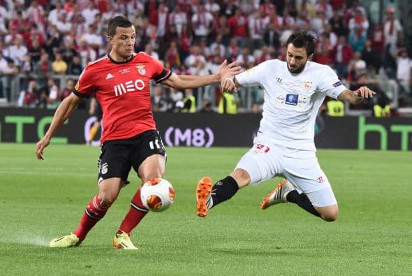 Por el bando de los sevillanos tenemos Nico Pareja, el defensor no da un balon por perdido y lucha siempre con mucha intensidad por defender su arco.