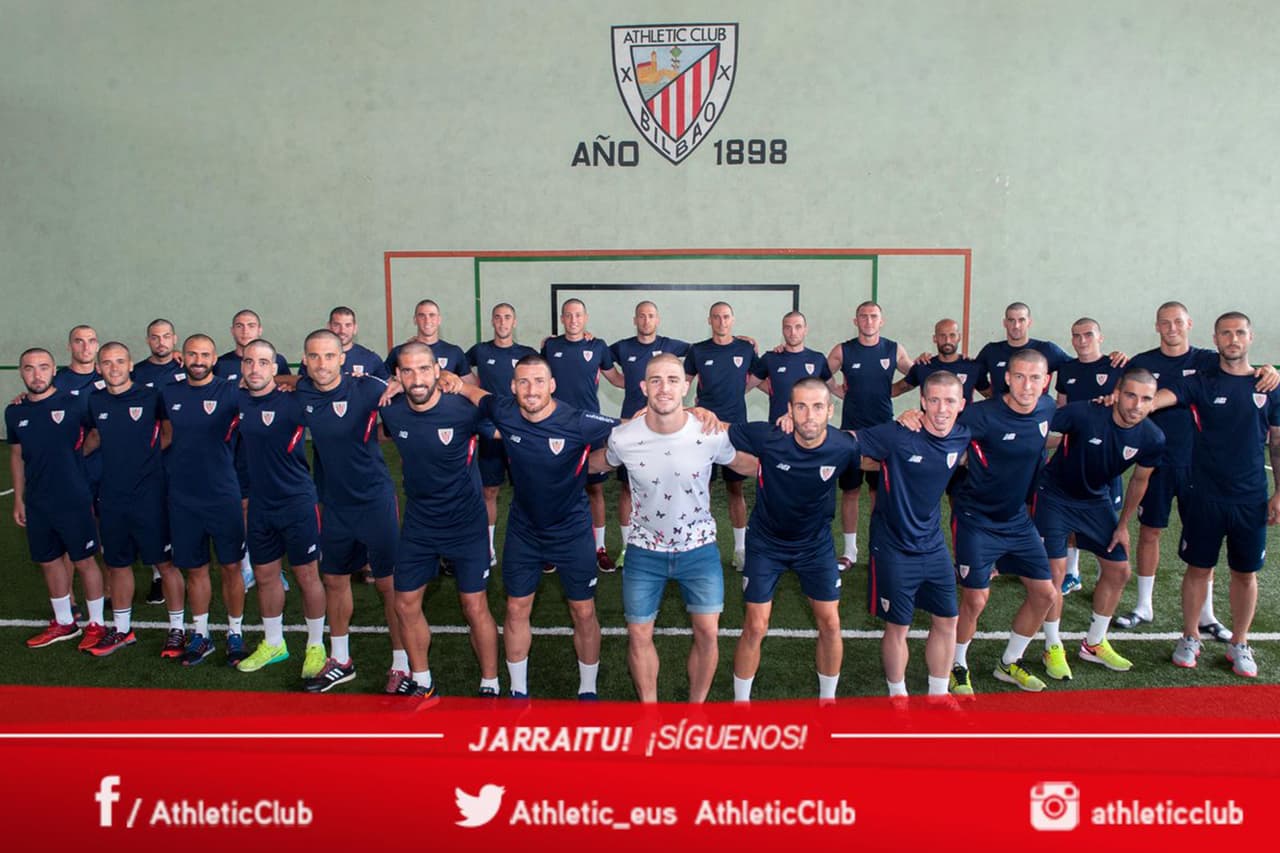 Yeray, de camiseta blanca, recibiendo el cariño de sus amigos.