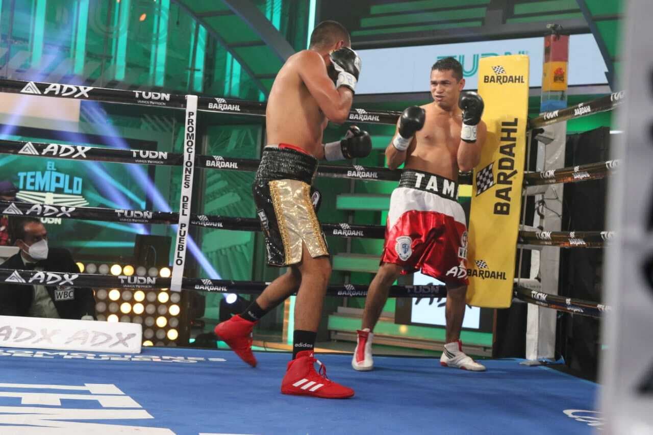 ‘Pivi’ Romero permanece invicto tras vencer al ‘Tama’ Torres | Juan Pablo Romero consiguió por decisión unánime su decimotercera victoria y retuvo el cetro superligero plata del CMB.