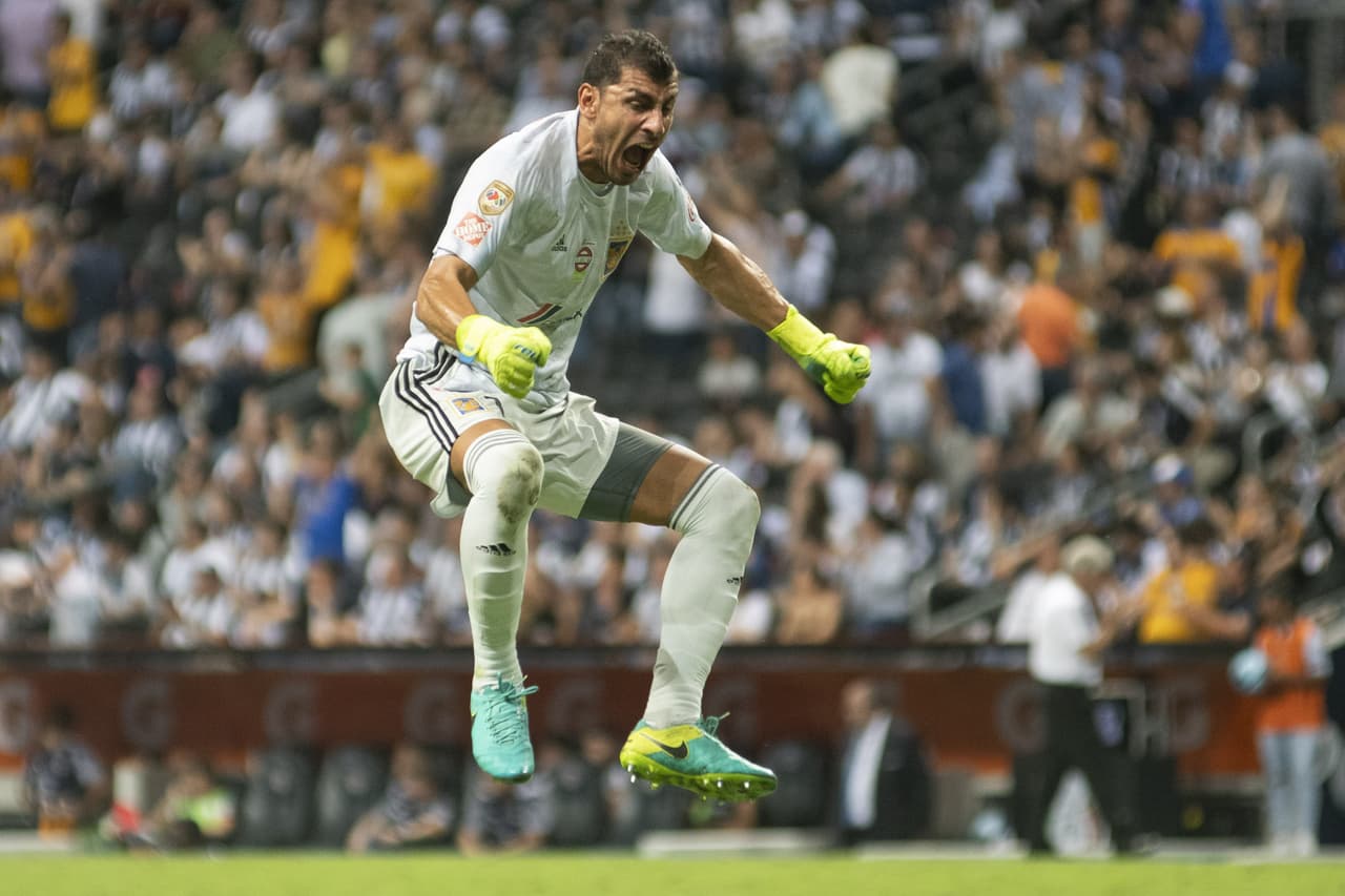 Un eufórico Nahuel Guzmán celebró el triunfo de los Felinos en casa ajena.
