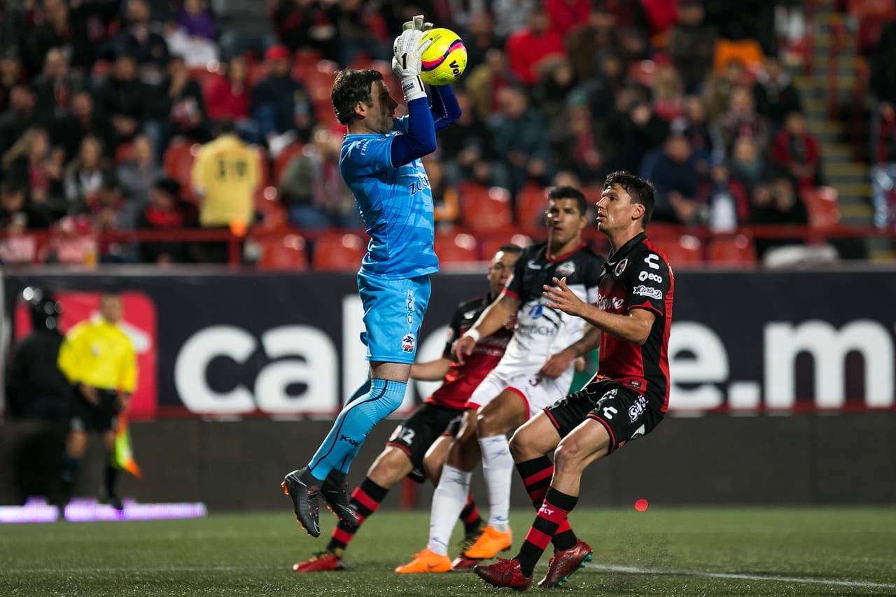 Jorge Villalpando se mostró sólido en un par de atajadas y mantuvo su arco en ceros durante 35 minutos. Sin embargo, el guardameta de Lobos se convertiría en el villano.
