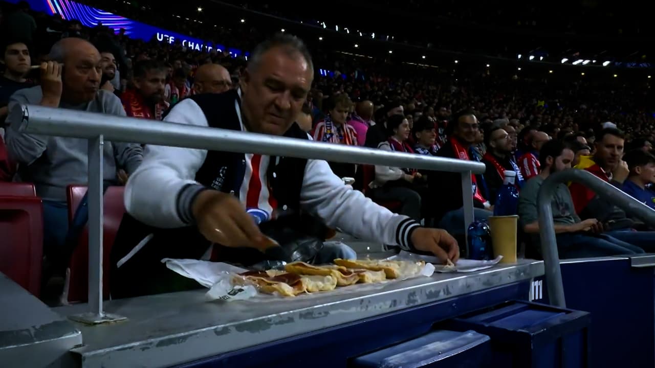 Atlético vs Arsenal. Champions League. Aficionado se prepara la cena en pleno partido
