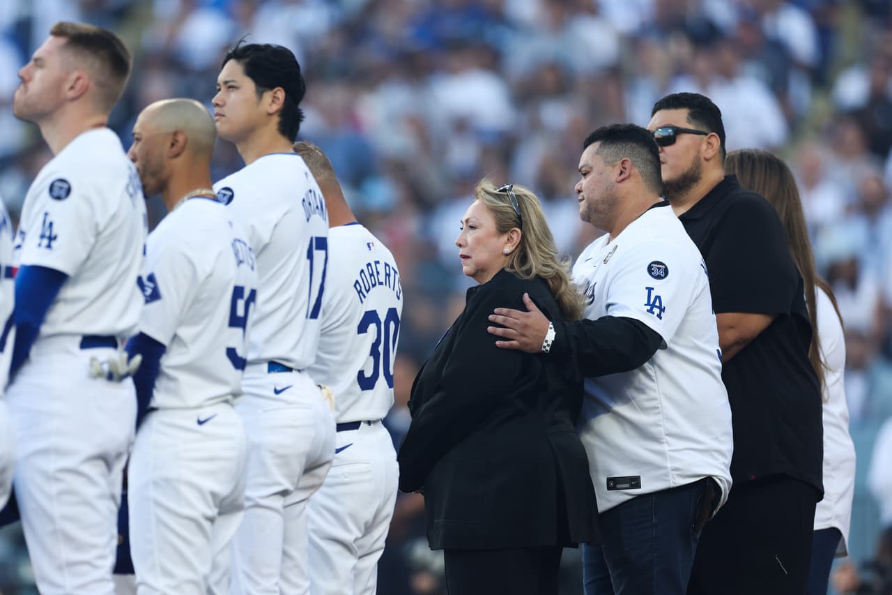 Linda Valenzuela, esposa de Fernando Valenzuela, estuvo acompañada por su familia para rendir homenaje al Toro en Dodger Stadium.