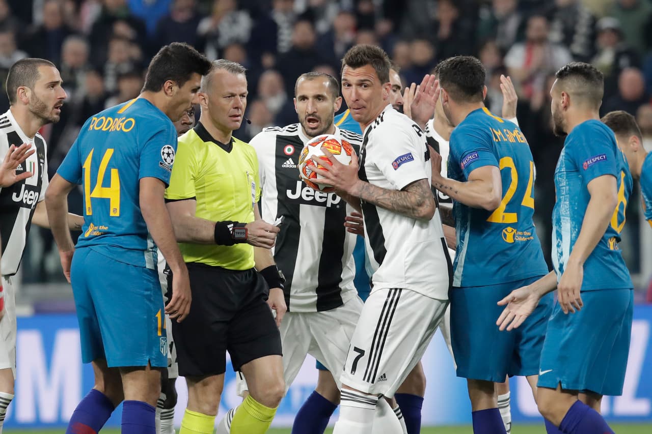 Al minuto 4 del primer tiempo, Giorgio Chiellini embocó el balón para Juventus tras un contacto de Cristiano Ronaldo con el arquero Jan Oblak de Atlético de Madrid, sancionado como falta. Los jugadores de Juventus le indicaron lo mismo al central, que hizo caso omiso.
