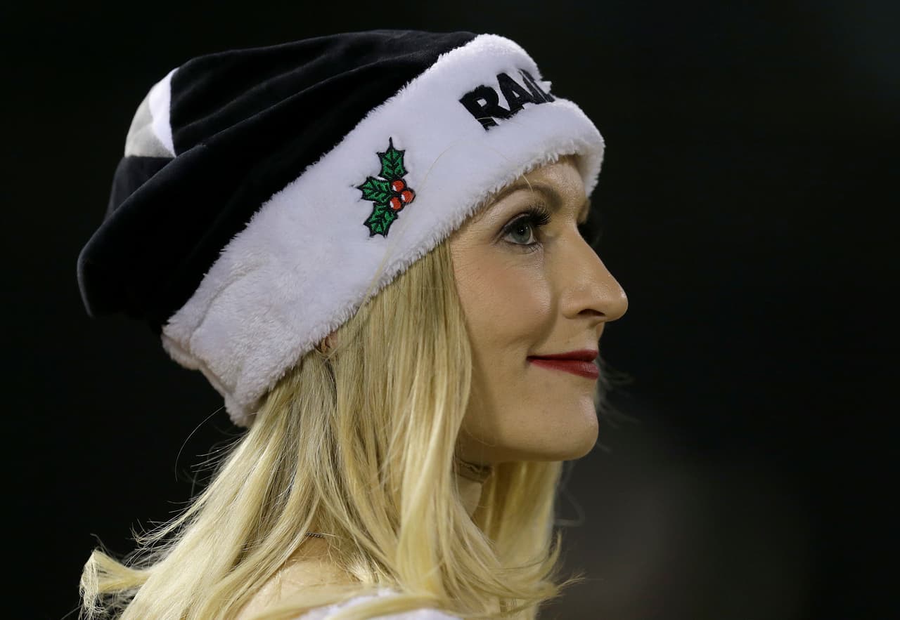 Las animadoras y los fanáticos en múltiples escenarios de la NFL en la jornada 15 vistieron la fiesta del fútbol americano de Navidad con sus atuendos y demás accesorios de las festividades.