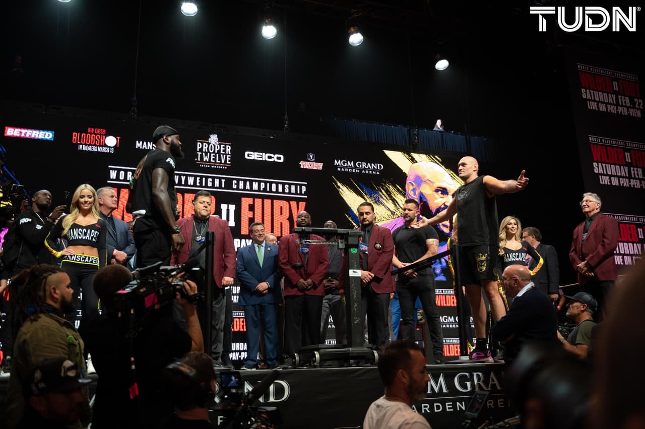 Tyson Fury (273 libras) y Deontay Wilder (231) protagonizaron un pesaje inusual al no poder realizar el tradicional cara a cara.