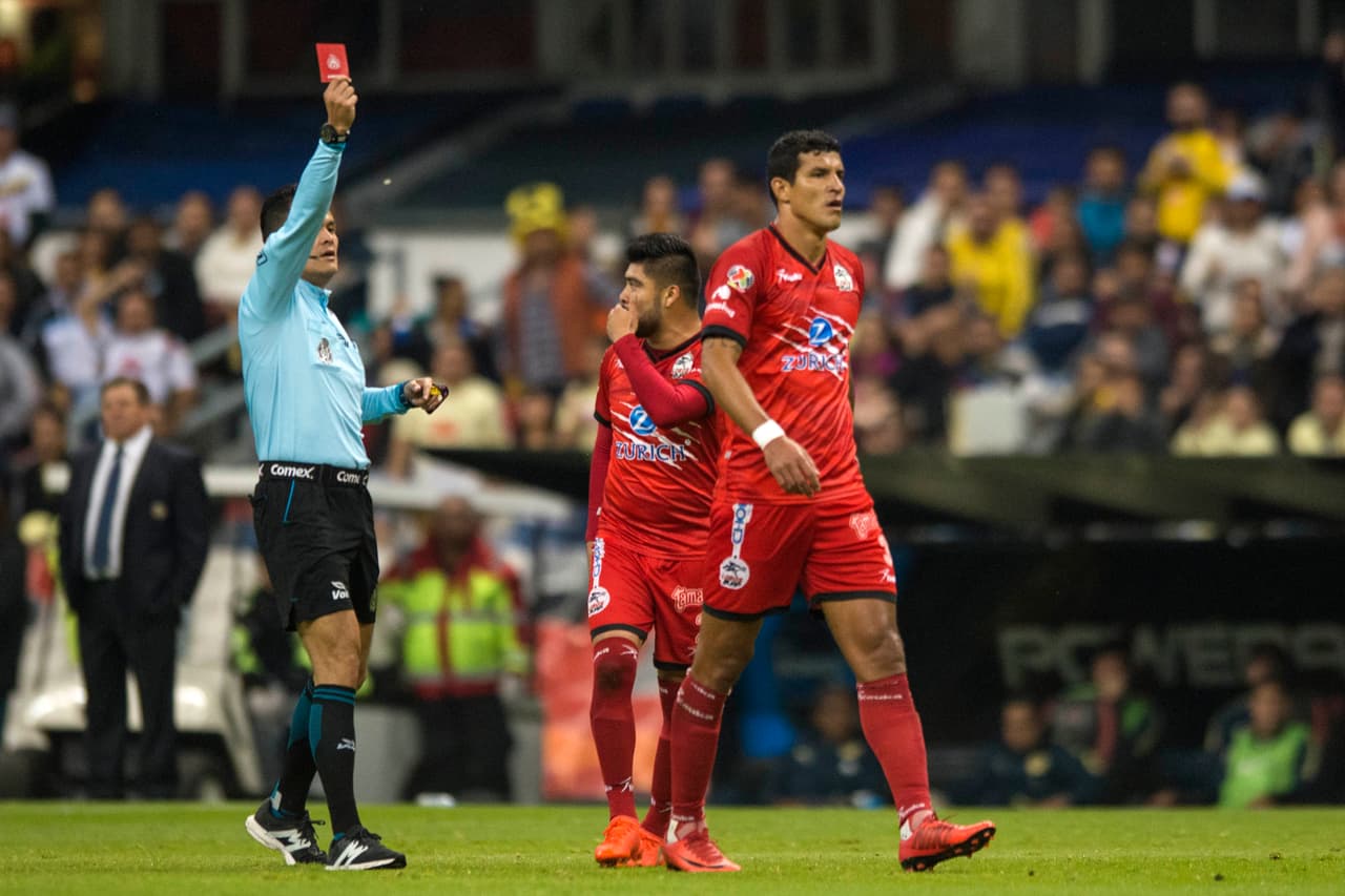 El juego se rompió al minuto 27 cuando Francisco Javier 'Maza' Rodríguez perdió la cabeza y tiró una patada por detrás a Oribe Peralta. El defensor se fue expulsado y de ahí la hegemonía americanista fue total.