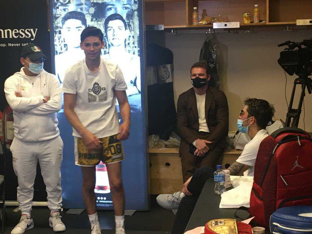 Canelo Álvarez, de visita en el vestidor del mexicoamericano Ryan García.