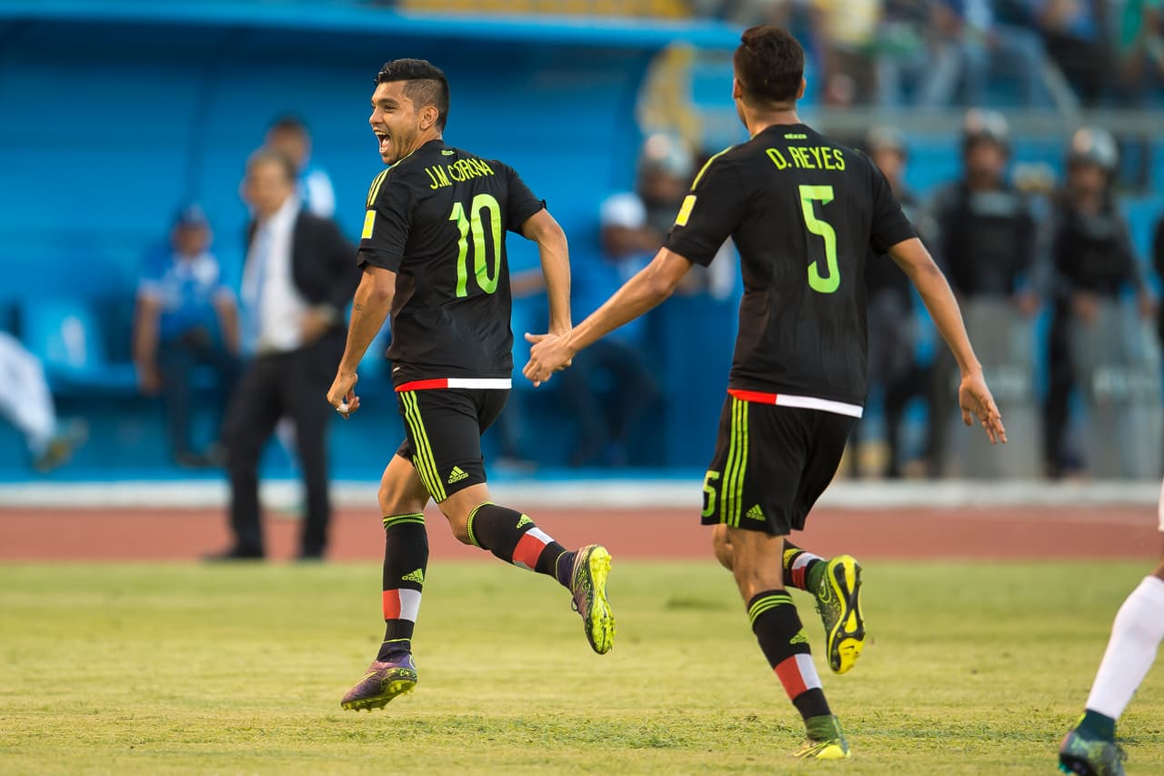 Desde su ingreso Corona demostró mucha actitud y comenzó a encarar rivales, se convirtió en el revulsivo del Tri.